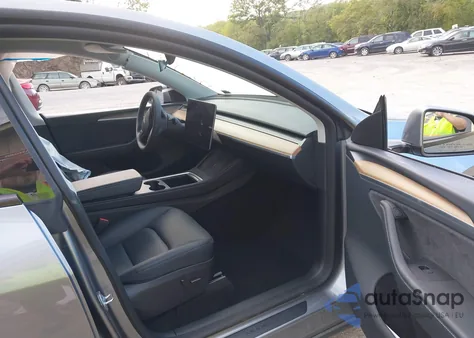 2024 Tesla Model Y из США, поврежденный, VIN 7SAYGDEE2RA269335